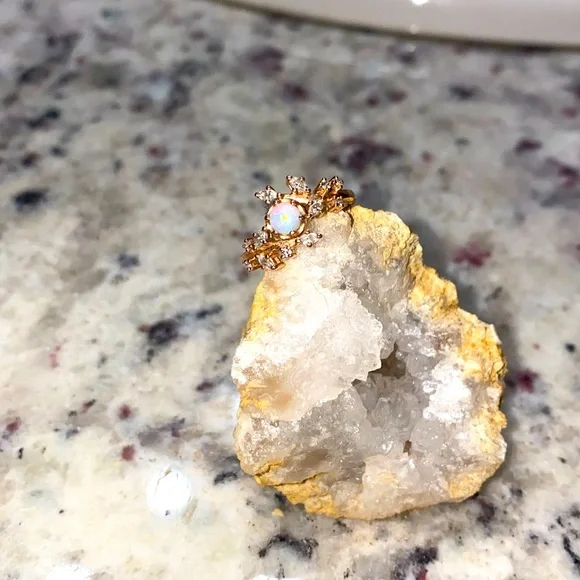 Stunning engagement ring / wedding ring, sure to impress.